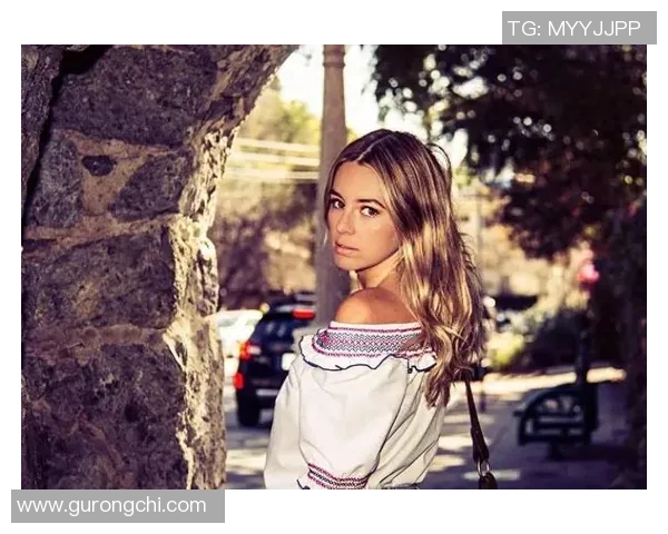 足球明星女友分享健身视频展现完美身材与运动魅力引发网友热议